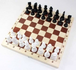 Игра настольная. Шахматы, пластмассовые в деревянной упаковке (поле 29см х 29см) Артикул: 03878ДК. 